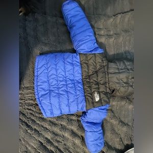 2t boys north face reversible coat. No stains/tears